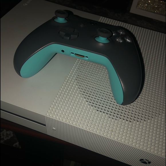 microsoft Other - Xbox one 1TB with two remotes, remote charger dock